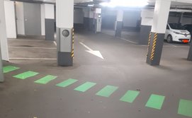 Fotgjengerovergang med lys i parkeringshus